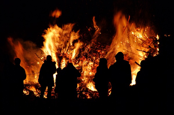 Ein Hexenfeuer in der Walpurgisnacht Hexenfeuer - Walpurgis