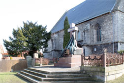 Kriegerdenkmal vor Kirche